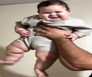 آواز شاد؛ بچه تپلو رو دست باباش میرقصه لپاش ویبره میرن دلت میخواد بگیری بچلونیش