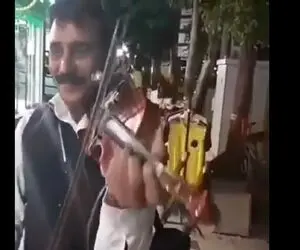 آواز کوچه بازاری؛ آقا خسته دل چه با لبخند آهنگ سوزناک میزنه گریه ملت رو درآوورد!