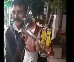 آواز کوچه بازاری؛ آقا خسته دل چه با لبخند آهنگ سوزناک میزنه گریه ملت رو درآوورد!