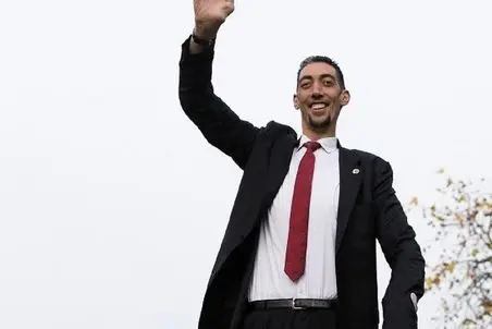 آواز محلی؛ مرد کورد چهار و نیم متری با رقصش نفس همه برید برج میلادی برای خودش