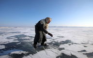 اسکیت بازی پیرزن 80 ساله روی یخ های دریاچه بایکال