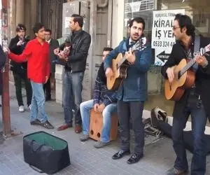 آواز خیابانی؛ ببینید این بندچطور سوزناک دل دیوانه رو اجرا می کنن از آسمون آدم میباره