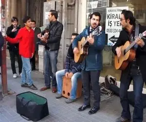 آواز خیابانی؛ ببینید این بندچطور سوزناک دل دیوانه رو اجرا می کنن از آسمون آدم میباره