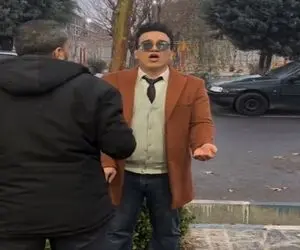 کلیپ فان؛ مرد خودشو زده به کوری ایستگاه مردم رو میگیره