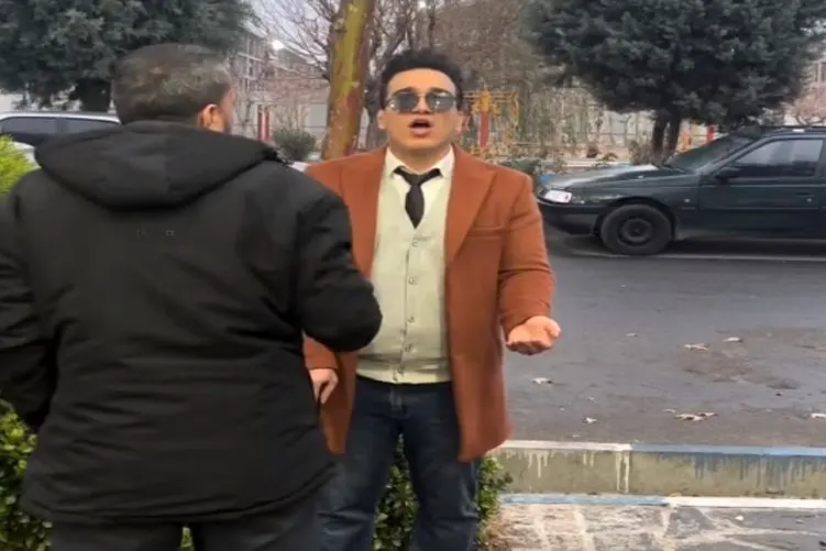 کلیپ فان؛ مرد خودشو زده به کوری ایستگاه مردم رو میگیره