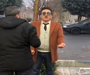 کلیپ فان؛ مرد خودشو زده به کوری ایستگاه مردم رو میگیره