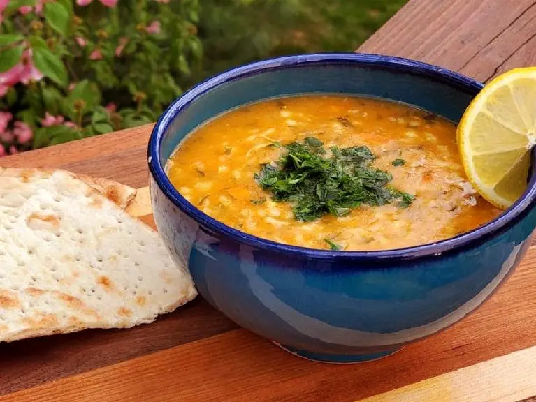 آموزش آشپزی؛ طرز تهیه سوپ رستورانی جاافتاده با جو پرک و مرغ