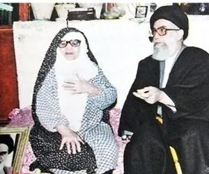 سفر به ایام قدیم سال 1360؛ آیت الله خامنه ای در کنار مادرشان خدیجه میردامادی 