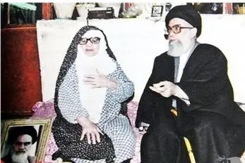 سفر به ایام قدیم سال 1360؛ آیت الله خامنه ای در کنار مادرشان خدیجه میردامادی 