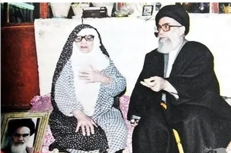 سفر به ایام قدیم سال 1360؛ آیت الله خامنه ای در کنار مادرشان خدیجه میردامادی 