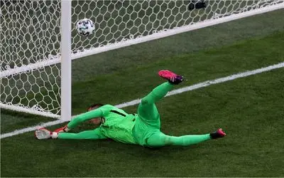 سکانس خندان/خنده های عصبی سرمربی برای تلاش بازیکن برای ثبت گل به خودی