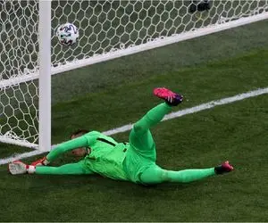 سکانس خندان/خنده های عصبی سرمربی برای تلاش بازیکن برای ثبت گل به خودی