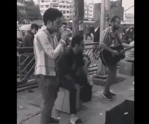 آواز خیابانی؛ ببینید پسره و اکیپش چه آهنگ خارجکی میکنن ملت رو بردن تو کما