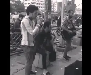 آواز خیابانی؛ ببینید پسره و اکیپش چه آهنگ خارجکی میکنن ملت رو بردن تو کما
