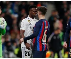 شعار زشت هواداران مادریدی هنگام صحبت گاوی در جشن قهرمانی اسپانیا