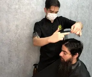 آرایشگری که به خاطر سرطان مشتریش مو های خوشو از ته زد! + ویدیو