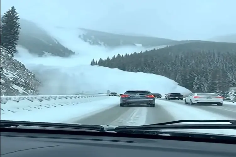 معماری طبیعت؛ بهمن به جاده و راننده هاش فنای عظما رو هدیه داد