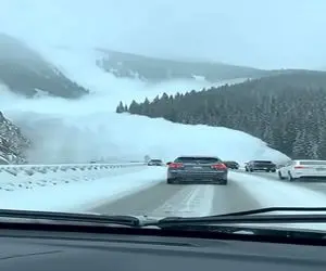 معماری طبیعت؛ بهمن به جاده و راننده هاش فنای عظما رو هدیه داد