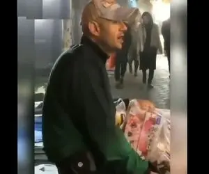 آواز خیابانی؛ دستمال فروش معروف با این آهنگ خفن ترکوند و بین مشتریا ولوله انداخت!