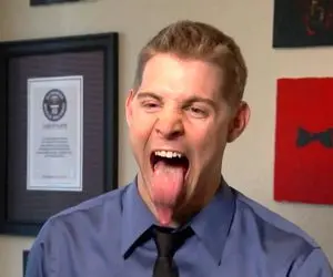 (تصاویر) ببینید مردی را که با زبان درازی نقاشی می‌کند