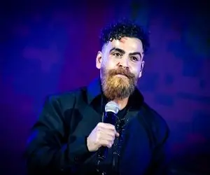 آواز جیگرسوز؛ معین زد خودش بغضش رو قورت داد و آهنگ چه حیف رو خوند سالن شد عزا خونه