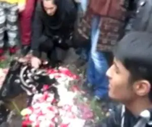 آواز احساسی؛ پسر جوون سر مزار مرتضی پاشایی یه آهنگشو خوند جمعیت اشک و دادشون شروع شد