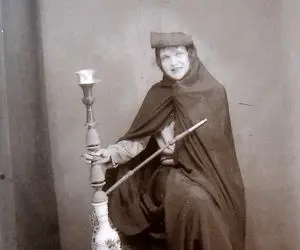 یک عکس یک روایت؛ زن اجنبی چشم آبی با چادر قجری نشست عکس بگیره قلیون اکسسوریشه