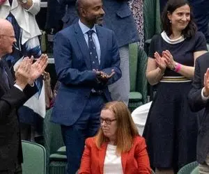 (ویدیو) تشویق سارا گیلبرت کاشف واکسن استرازنکا در تنیس ویمبلدون