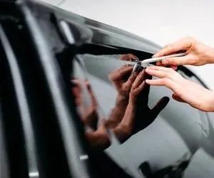 ایده‌های خلاقانه؛ برای دودی کردن شیشه ماشینت باید با آتیش گرمش کنی