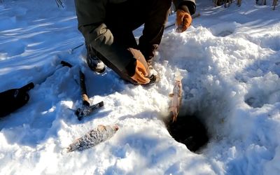 کمپینگ زمستانی ؛ ماهیگیری از دل یخ / سگ بیچاره چرا به این وضع افتاده؟