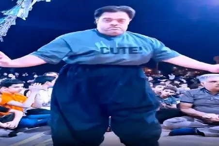 آواز شاد؛ پسر سندروم داون با زیرشلواری جوری رقصید مجلس رو انگشت کوچیکش میچرخه