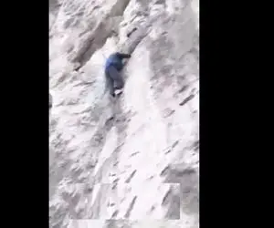 انسان شگفت انگیز؛ ببینید این پیرمرد ریش سفید چطور بدون کمکی مثل پلنگ از کوه بالا میره