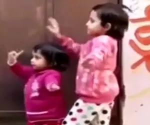 آواز شادانه؛ دختربچه با اشاره خواهر بزرگش شروع کرد رقصیدن همه رو گذاشت جیب بغل