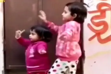 آواز شادانه؛ دختربچه با اشاره خواهر بزرگش شروع کرد رقصیدن همه رو گذاشت جیب بغل