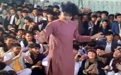 آواز پر طمطراق؛ رقص پر جنب و جوش بچهای جاغوری وسطیه انگار برق گرفتتش انقدر لرزوند