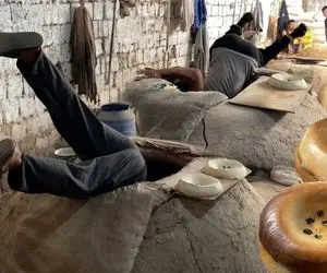 آشپزی خلاقانه؛ تو سمرقند یه نونی میپزن که واسه پختش نونوا تمام قد برعکس میره تو تنور