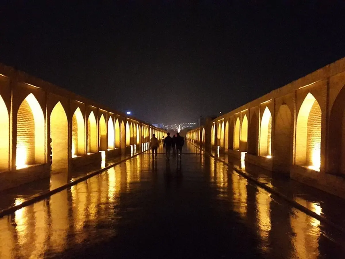 سی و سه پل از جاهای دیدنی اصفهان شب| یوتراوز