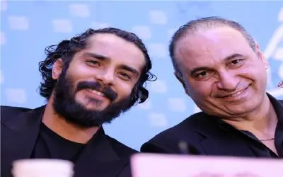 سکانس خندان/فرخ نژاد سر مزار دوستش با آهنگ خواننده اونور آبی چه روضه ای میخونه