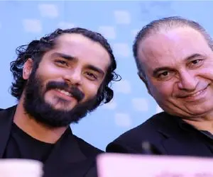 سکانس خندان/فرخ نژاد سر مزار دوستش با آهنگ خواننده اونور آبی چه روضه ای میخونه