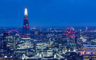 ساخت و سازهای کبیر؛ برج شارد آسمان خراش شیشه ای بر فراز ابرها که شکل قیف وارونس