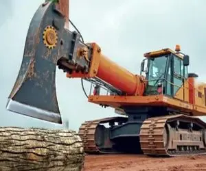 ابزارآلات غول پیکر؛ اپراتور بیل مکانیکی تبر غول نصب کرد برا بیرون کشیدن کنده قدمت دار