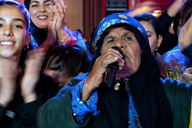 آواز محلی؛ مادربزرگ تو عروسی نوه اش دی جی شده 