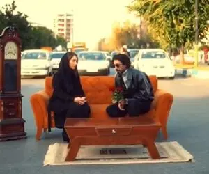 آواز قدغن؛ آقای خواننده واسه موزیک ویدیوش مبلمان برد وسط چهارراه با دختر پاشنه بلند