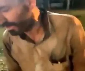 آواز احساسی؛ این آقای دوره گرد با صدای نابش یطوری میخونه فقط یه کت و شلوارش کمه 