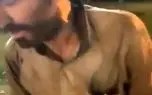 آواز احساسی؛ این آقای دوره گرد با صدای نابش یطوری میخونه فقط یه کت و شلوارش کمه