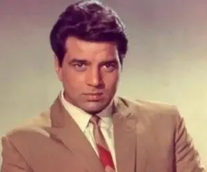 آواز شاد؛ رقصنده فیلم شعله درمندرا تو 89 سالگی فوت کرد رو موتور چه هنرنمایی میکنه
