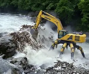 ابزارآلات غول پیکر؛ هوشمندی بیل مکانیکی برای رفع انسداد مسیل و کمک به طبیعت