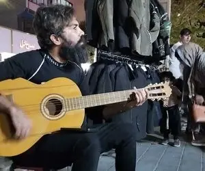 آواز خیابانی؛ جوون خوش صدایی که با ساز و صدای دلنشینش گوشه خیابون از گوگوش خوند