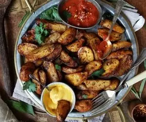 طرز تهیه سیب زمینی تنوری با لیمو و سیر؛ فقط بخور ببین عجب بمبیه لعنتیِ خوشمزه
