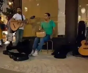 آواز خیابانی؛ ببینید این دو جوون آهنگ زمستون خدا هوا سرد دمش گرمو چه پرانرژی خوندن